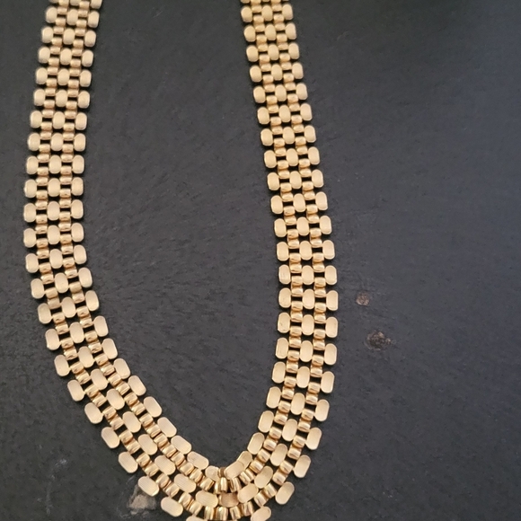 Jewelry - Elegant Gold Necklace